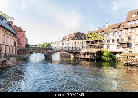 Straßburger Kanal mit Pont St Thomas, Fachwerkhäusern und Restaurants am Fluss Petite France. Stockfoto