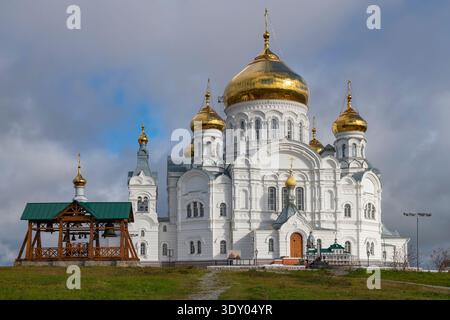 Die Kathedrale der Kreuzerhöhung im Belogorski St. Nikolaus Kloster an einem Septembertag. Belaya Gora, Region Perm, Russland Stockfoto