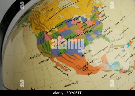 Nahaufnahme eines Globus mit Nordamerika, mit Schwerpunkt auf den Vereinigten Staaten mit bunten Staatsgrenzen und arabischen Kartenetiketten, pädagogischer Geografie c Stockfoto