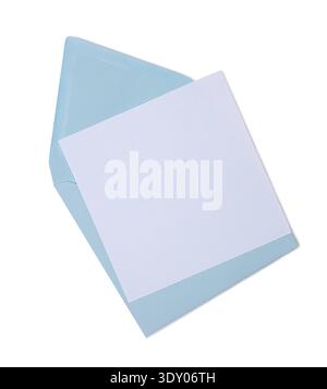 Blauer Umschlag mit einer leeren weißen Karte für Ihre anpassbare Nachricht. Draufsicht, isoliert auf weißem Hintergrund. Stockfoto
