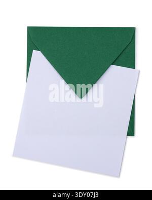 Grüner Umschlag mit leerer weißer Karte für Schreibwaren oder Einladungsmotiv. Draufsicht, isoliert auf weißem Hintergrund. Stockfoto