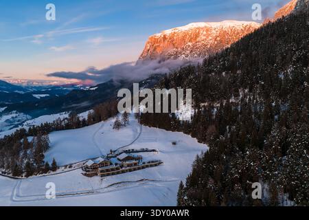 Blick aus der Vogelperspektive auf das Boutique-Hotel und das Schlernmassiv, Dolomiten Stockfoto