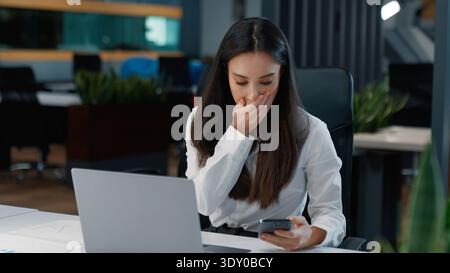 Kaukasische Geschäftsfrau erhalten schlechte Nachrichten Telefon E-Mail Geschäftsfrau Schock Emotion mit Smartphone Handy Benachrichtigung Dame Agent weibliches Mädchen Stockfoto