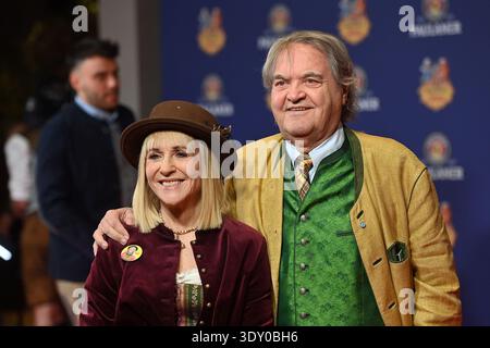 Helmut MARKWORT mit Ehefrau Patricia RIEKEL Salvator Starkbier Test 2026 auf dem Nockherberg in München am 04.03.2026, ?SVEN SIMON Fotoagentur GmbH & Co. Pressefoto KG # Prinzess-Luise-Str.. 41 # 45479 Mühlheim / Ruhr # Tel. 0208/9413250 # Fax. 0208/9413260 Stockfoto