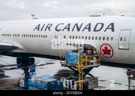 Montreal, Kanada - 24. August 2025: Air Canada-Flugzeuge werden mit Fracht am Flugsteig am Flughafen Montreal Trudeau mit Fracht beladen Stockfoto
