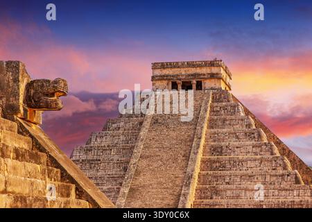 Chichen Itza, Mexiko. Tempel von Kukulcan, auch bekannt als El Castillo bei Sonnenuntergang. Stockfoto