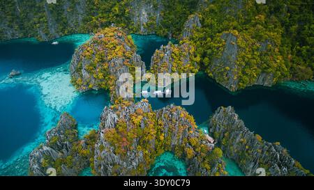 Aus der Vogelperspektive treffen auf die türkisfarbenen Gewässer von Coron Bay, Palawan, Palawan, Philippinen. Stockfoto