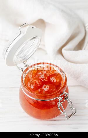 Hausgemachte köstliche süße Marmelade aus weißen Kirschen in einem Glas auf hölzernem Hintergrund. Ein Leckerbissen für Tee oder eine Füllung für Kuchen. Kirschmarmelade. Berrie Stockfoto