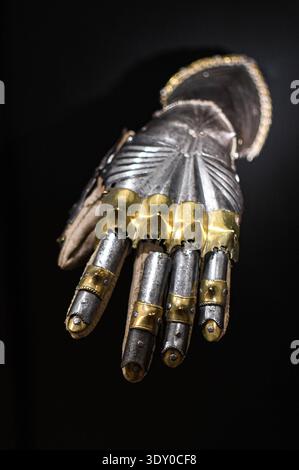 Ritterhandschuh im stadtgeschichtlichen Themenbereich des Augustinermuseums in Freiburg. Der Handschuh ist typischer Bestandteil einer spaetgotischen Ritterruestung. Der Handschuh schuetzt die schwertfuehrende Hand und ermoeglicht eine hohe Beweglichkeit. *** Ritterhandschuh im Stadtgeschichtsteil des Augustinermuseums in Freiburg ist der Handschuh ein typischer Bestandteil einer spätgotischen Ritterrüstung der Handschuh schützt die schwertschwingende Hand und ermöglicht ein hohes Maß an Mobilität Stockfoto