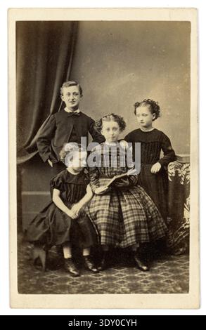 1860er Jahre Porträtgruppe viktorianische Kinder 1860er Kind, Bruder Schwester, Brüder Schwestern, Viktorianer, Familie, Familien, Kinder Kinder, ca. 1865 Stockfoto