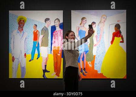 Opera Gallery, London, Großbritannien. März 2026. Dreaming in Colour, das etwas mehr als ein Jahrhundert seit der Geburt des Surrealismus markiert, bringt mehr als 20 aufstrebende Künstler aus ganz Europa, Lateinamerika, Afrika, Asien und Nordamerika zusammen und erforscht, wie sich eine neue Generation mit Träumen, Unterbewusstsein und Farbe auseinandersetzt. Zu den Werken gehören: Xevi Sola, Backstage II & Backstage I, 2024. Posierte mit dem Galeriemitarbeiter. Quelle: Malcolm Park/Alamy Live News Stockfoto