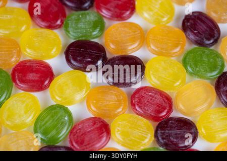 Bunte Bonbons, Makroanalyse mit Schwerpunkt auf Oberflächenbeschaffenheit und Farbvariation, detailreiche Aufnahmen für Lebensmittelwissenschaft und Beschriftungsgeschichten Stockfoto