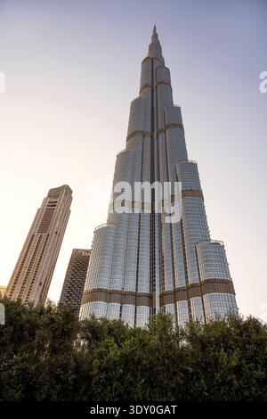 Eine vertikale Aufnahme mit niedrigem Winkel, die auf den hoch aufragenden Burj Khalifa in Dubai vor einem klaren Himmel blickt. Der riesige Wolkenkratzer dominiert den Rahmen und zeigt Stockfoto