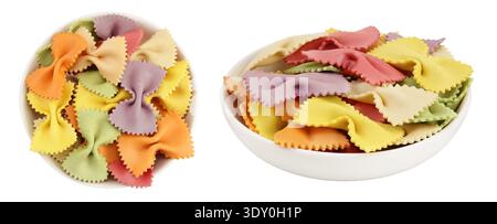 Bunte Farfalle-Pasta in Keramikschüssel isoliert auf weißem Hintergrund mit voller Schärfentiefe. Draufsicht. Flach verlegt. Stockfoto