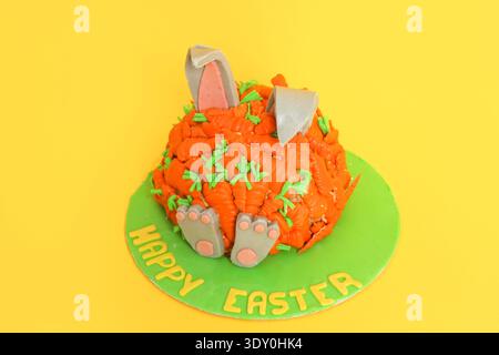 Osterhase-förmiger Kuchen mit Karottendekoration – Happy Easter Celebration, festliches Dessert und Holiday Food Konzept Stockfoto
