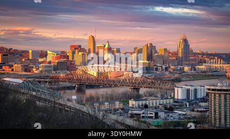Cincinnati, Ohio, USA. Luftbild der Skyline von Cincinnati, Ohio, USA, mit Brücken und dem Ohio River bei Sonnenuntergang im Frühling. Stockfoto