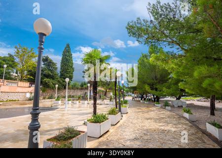 Malerischer Blick auf die Promenade im Resort, der kleinen Stadt Crikvenica. Istrien, Kroatien Stockfoto