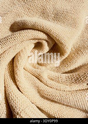Schöner gelber Strickstoff als Hintergrund, Draufsicht. Stockfoto