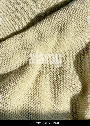Schöner gelber Strickstoff als Hintergrund, Draufsicht. Stockfoto