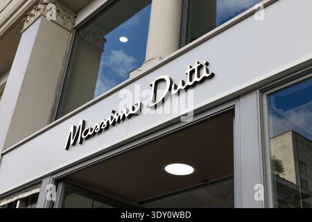 Schild am Massimo Dutti Storefront über dem Eingang der Einzelhandelsboutique. London, UK, 5. Oktober 2024 Stockfoto