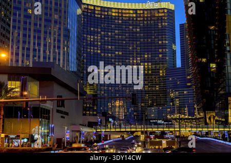 8. Februar 2026 Las Vegas NV USA Aria Hotel Lichter beleuchten die Straßen der Stadt, wenn Autos in Las Vegas an hohen Gebäuden vorbeifahren Stockfoto