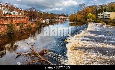 Blick von der Old Dee Bridge über das Wehr am Fluss Dee in Chester, Cheshire, Großbritannien Stockfoto