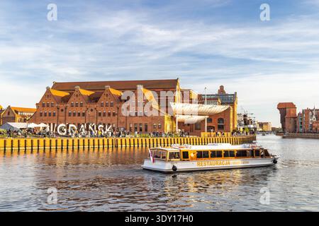 Danzig, Polen - 1. Mai 2025: Historisches Zentrum der Stadt mit dem Fluss Motlawa. Malerische Flusslandschaft mit Boot, Backsteinhäusern und dem Wort „CIT“ Stockfoto