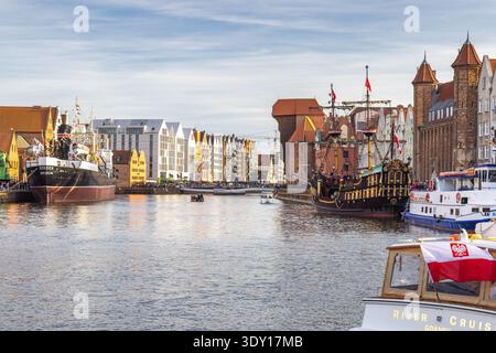 Danzig, Polen - 1. Mai 2025: Historisches Zentrum der Stadt mit dem Fluss Motlawa. Malerische Danziger Stadtlandschaft mit Schiffen auf dem Fluss Motlawa, Farbe Stockfoto