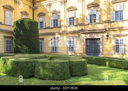Buchlovice, Tschechische Republik - 11. Oktober 2024: Die Burg Buchlovice. Ein kunstvoll verziertes Gartendesign ergänzt ein großes gelbes Gebäude, das Kunstfertigkeit zeigt Stockfoto