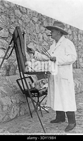Winston Churchill. Britischer Staatsmann, der während des Zweiten Weltkriegs von 1940 bis 1945 Premierminister des Vereinigten Königreichs war. Geboren am 30 1874. november, tot am 24. januar 1965. Winston Churchill war ein produktiver Amateurkünstler, der zu seinen Lebzeiten über 550 Gemälde produzierte. Er malte hauptsächlich in Ölen, wobei er eine lebhafte, „helle Palette“ aus Grün, Blau und Orangen favorisierte, um Licht und Freude einzufangen. Die meisten seiner Werke sind Landschaften und Meereslandschaften, die oft en plein Air (im Freien) gemalt werden. Zu den häufigen Themen zählten sein geliebtes Zuhause Chartwell und mediterrane Orte wie die Französische Rivie Stockfoto
