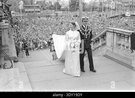 Die Hochzeit von Carl XVI. Gustaf von Schweden und Silvia Sommerlath am 19. juni 1976 in Stockholm. Silvia, geboren am 23. Dezember 1943 in Heidelberg, war die Tochter des deutschen Geschäftsmannes Walther Sommerlath und seiner brasilianischen Frau Alice. Bei den Olympischen Spielen 1972 lernte sie Carl Gustaf kennen, wo sie als Dolmetscherin und Gastgeberin arbeitete. Die Zeremonie fand vor rund 1.200 Gästen statt, darunter Staatsoberhäupter, Könige und Diplomaten aus aller Welt. Die große Kathedrale neben dem Stockholmer Palast war mit weißen und rosa Blumen dekoriert. Silvia trug eine elegante Stockfoto