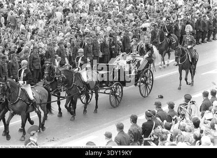 Die Hochzeit von Carl XVI. Gustaf von Schweden und Silvia Sommerlath am 19. juni 1976 in Stockholm. Silvia, geboren am 23. Dezember 1943 in Heidelberg, war die Tochter des deutschen Geschäftsmannes Walther Sommerlath und seiner brasilianischen Frau Alice. Bei den Olympischen Spielen 1972 lernte sie Carl Gustaf kennen, wo sie als Dolmetscherin und Gastgeberin arbeitete. Die Zeremonie fand vor rund 1.200 Gästen statt, darunter Staatsoberhäupter, Könige und Diplomaten aus aller Welt. Die große Kathedrale neben dem Stockholmer Palast war mit weißen und rosa Blumen dekoriert. Silvia trug eine elegante Stockfoto