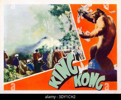 Diese lebhafte Foyerkarte von 1933 für RKO's „King Kong“ zeigt zwei legendäre Szenen aus dem Film. Auf der rechten Seite kämpft King Kong mit einer schreienden Frau auf dem Empire State Building gegen Doppeldecker, auf der linken Seite trifft eine Expedition auf einen bedrohlichen Dinosaurier in einer urzeitlichen Dschungel-Umgebung. Es verkörpert auf wunderschöne Weise das aufregende Abenteuer und die monströsen Spektakel des legendären Films. Stockfoto