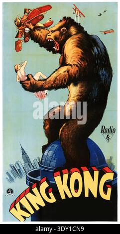 Dieses legendäre Kinoplakat aus dem Film „King Kong“ aus dem Jahr 1933 zeigt dramatisch die Wut des riesigen Affen, während er eine Frau umklammert und einen Doppeldecker schwingt, wobei die Skyline von New York City darunter sichtbar ist. Das dynamische Artwork fängt das aufregende Wesen des klassischen Monsterfilms ein. Stockfoto