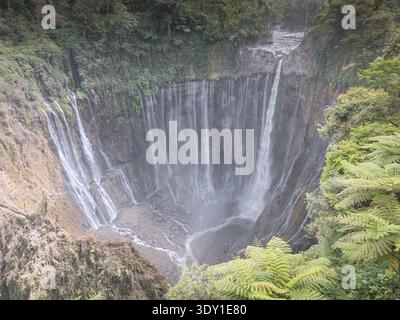 Blick von oben, atemberaubende Aussicht auf die Tumpak Sewu Wasserfälle, auch bekannt als Coban Sewu in Ost-Java, Lumajang, Indonesien. Stockfoto