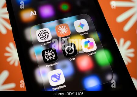 Paris, Frankreich – 5. März 2026: Ein Smartphone-Bildschirm mit einem Ordner mit KI-Apps wie ChatGPT, Claude, Gemini, Copilot, Grok und DeepSeek. Stockfoto
