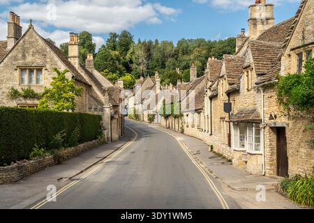 Weite Aussicht auf die gewundene Hauptstraße in Castle Combe mit berühmten Kalksteinhäusern, Cotswolds, England Stockfoto