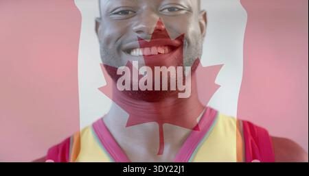 Lächelnder Erwachsener, der im Studio gelbes Trikot mit rotem Vorhang trägt, Überzug der kanadischen Flagge. Porträt, Kopfaufnahme, athletisch, selbstbewusst, Mapleaf, Rosa, PA Stockfoto