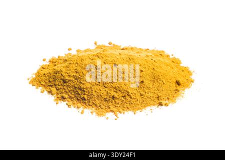 Currypulver-Stapel isoliert auf weißem Hintergrund. Stockfoto