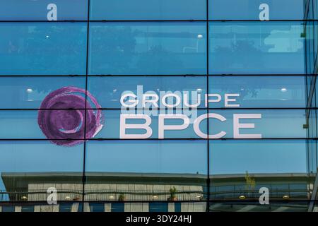 Schild an der Fassade eines Gebäudes der französischen Bankengruppe BPCE, das aus der Fusion der Banque Populaire und der Caisse d'Epargne hervorgegangen ist Stockfoto