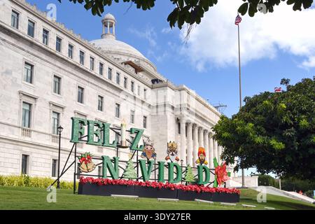San Juan, Puerto Rico - 16. Januar 2026: Außenansicht des Kapitolgebäudes in San Juan mit Feliz Navidad Weihnachtsdekoration auf dem Rasen. Stockfoto