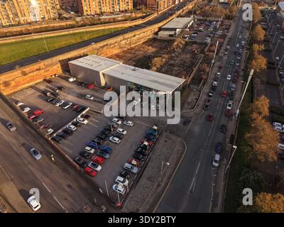 Drohnenbild des Industriegebiets Brunswick Liverpool mit Verteilergebäuden, Transportwegen und kommerziellen Einheiten. Stockfoto