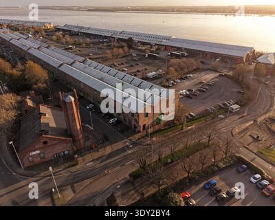 Aus der Vogelperspektive des Industriegebiets Brunswick Liverpool mit breiten Lagerhausdächern, Versorgungsstraßen und aktiven Industriehöfen. Stockfoto