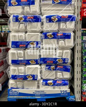 Kräftige Styroporschaum-Lebensmittelbehälter zum Herausnehmen in einem Großhandelsgeschäft. Merrillville, USA - 26. September 2024 Stockfoto