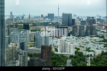 Skyline der Stadt Moskau mit dem Ostankino-Turm und der urbanen Stadtlandschaft an einem bewölkten Tag Stockfoto