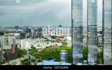 Skyline der Stadt Moskau mit modernen Wolkenkratzern, urbaner Architektur und Grünflächen Stockfoto