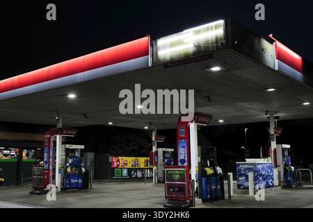 Hertford, Großbritannien. März 2026. Kraftstoffknappheit in Großbritannien. Eine Tankstelle (Esso) in Hertford hat „außer Betrieb genommen“, da ihr Kraftstoff ausgegangen ist. Die Pumpen waren mit Plastiktüten bedeckt. Andrew Steven Graham/Alamy Live News Stockfoto