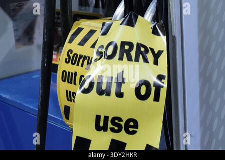 Hertford, Großbritannien. März 2026. Kraftstoffknappheit in Großbritannien. Eine Tankstelle (Esso) in Hertford hat „außer Betrieb genommen“, da ihr Kraftstoff ausgegangen ist. Die Pumpen waren mit Plastiktüten bedeckt. Andrew Steven Graham/Alamy Live News Stockfoto