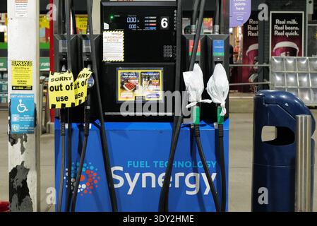 Hertford, Großbritannien. März 2026. Kraftstoffknappheit in Großbritannien. Eine Tankstelle (Esso) in Hertford hat „außer Betrieb genommen“, da ihr Kraftstoff ausgegangen ist. Die Pumpen waren mit Plastiktüten bedeckt. Andrew Steven Graham/Alamy Live News Stockfoto