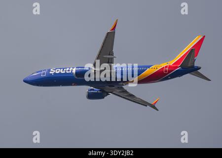 Morrisville, North Carolina, USA: Eine Boeing 737 der Southwest Airlines fliegt in der Nähe des Raleigh-Durham International Airport in Morrisville, North Carolina. Stockfoto